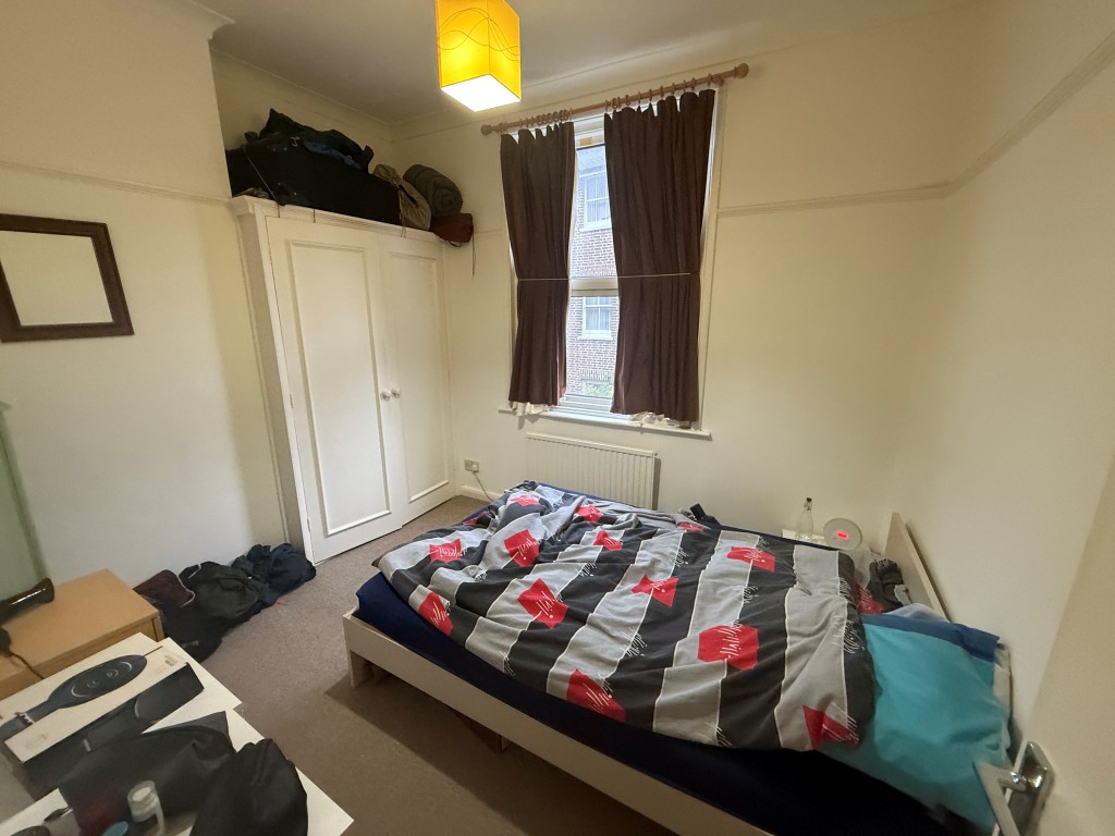 Lot: 61 - BLOCK OF FIVE FLATS FOR INVESTMENT IN TOWN CENTRE - Flat 3 bedroom